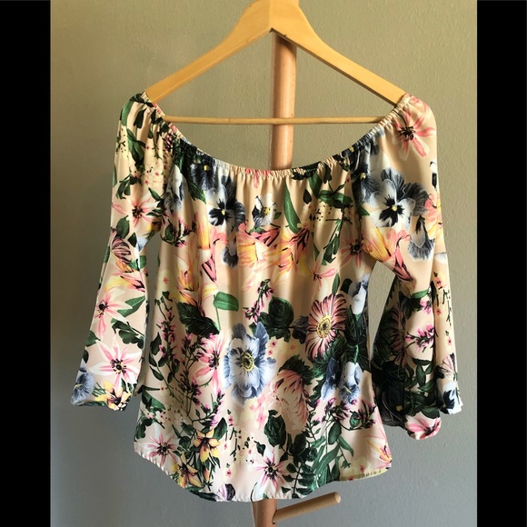 Tops - Floral bell sleeve top